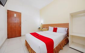 Reddoorz Plus At Amalio Hotel Surapati